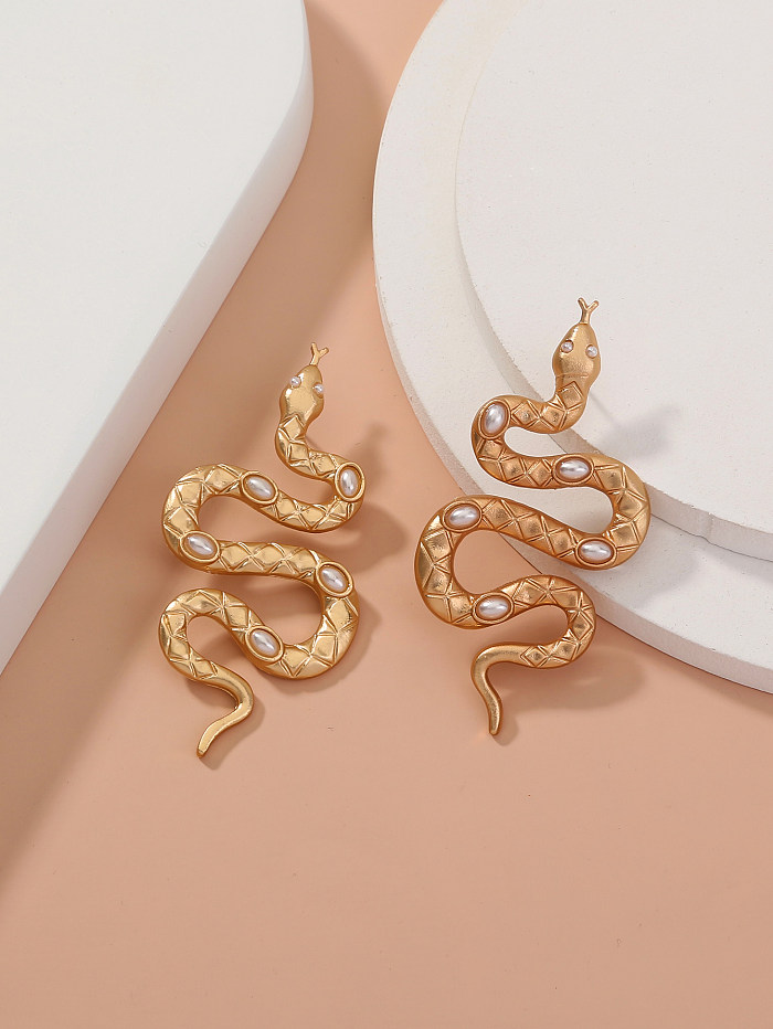 1 par de pendientes chapados en oro con incrustaciones de acero de serpiente de estilo simple