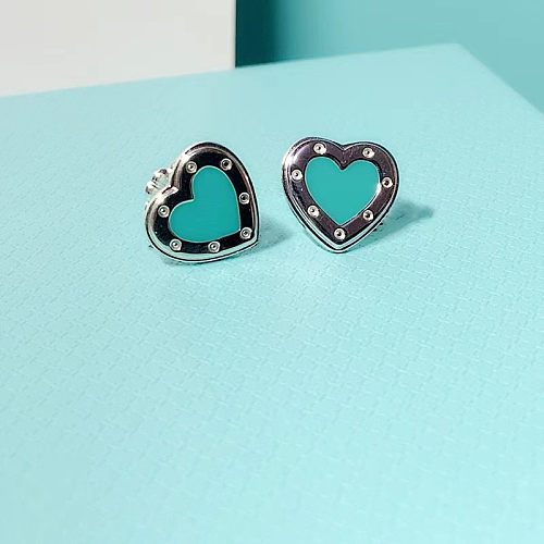 1 par de pendientes de acero inoxidable esmaltados con forma de corazón de estilo sencillo