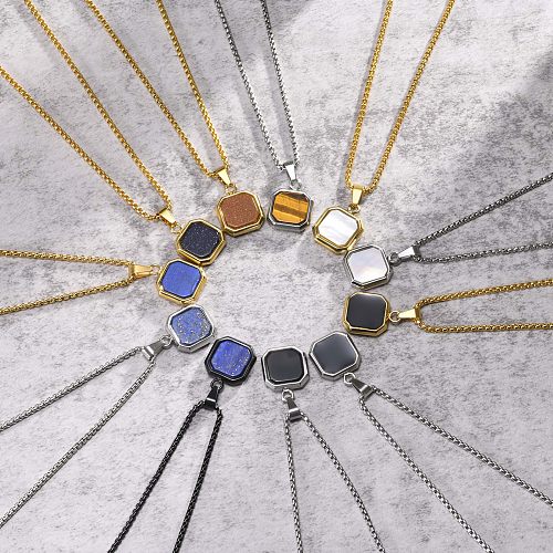 Quadratische Anhänger-Halskette im klassischen Stil mit Edelstahl-Beschichtung und Naturstein-Intarsien, 18 Karat vergoldet