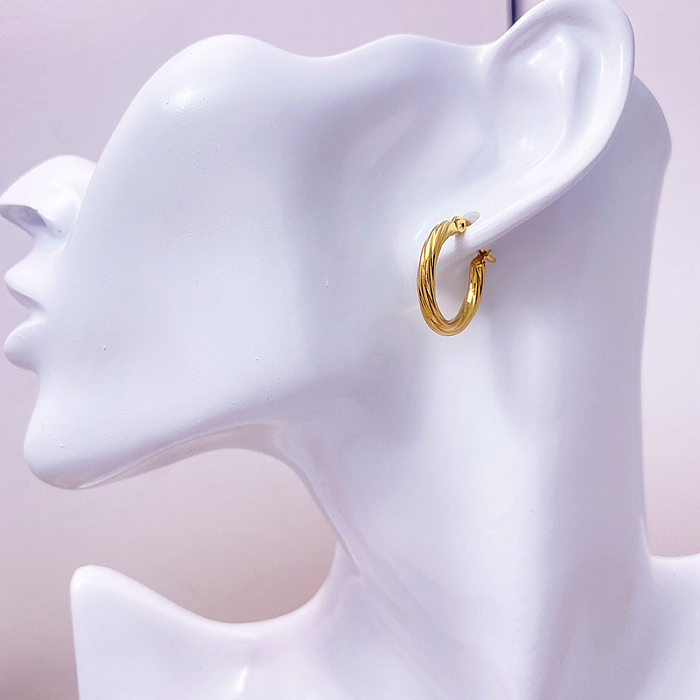 1 paire de boucles d'oreilles décontractées de style moderne et classique en acier inoxydable plaqué or 14 carats.