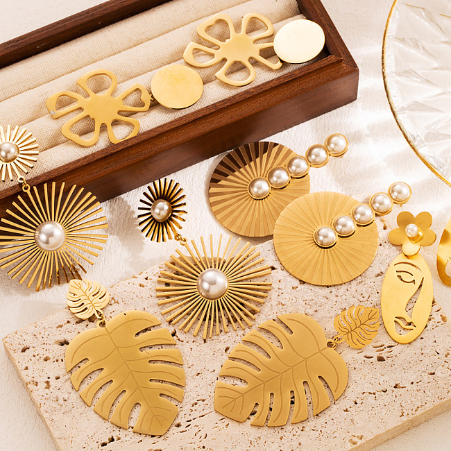 1 par de pendientes colgantes chapados en oro de 18K con perlas huecas tridimensionales de acero inoxidable con flores y hojas exageradas elegantes