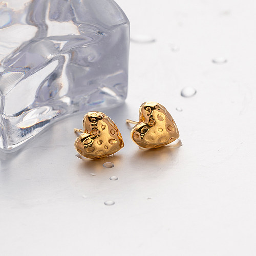 زوج واحد من أقراط أذن مطلية بالذهب عيار 1 قيراط من الفولاذ المقاوم للصدأ على شكل قلب على شكل IG