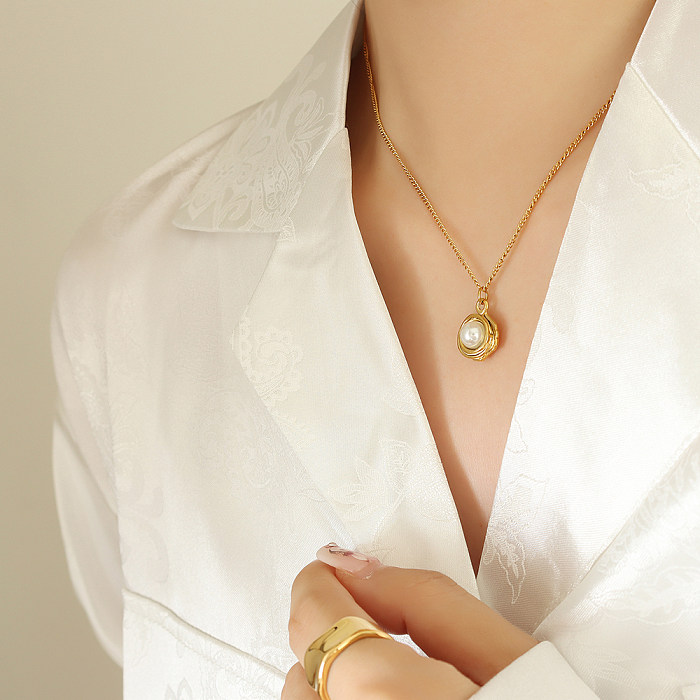 Collar con colgante chapado en oro de 18 quilates con perlas artificiales y incrustaciones geométricas elegantes de acero inoxidable