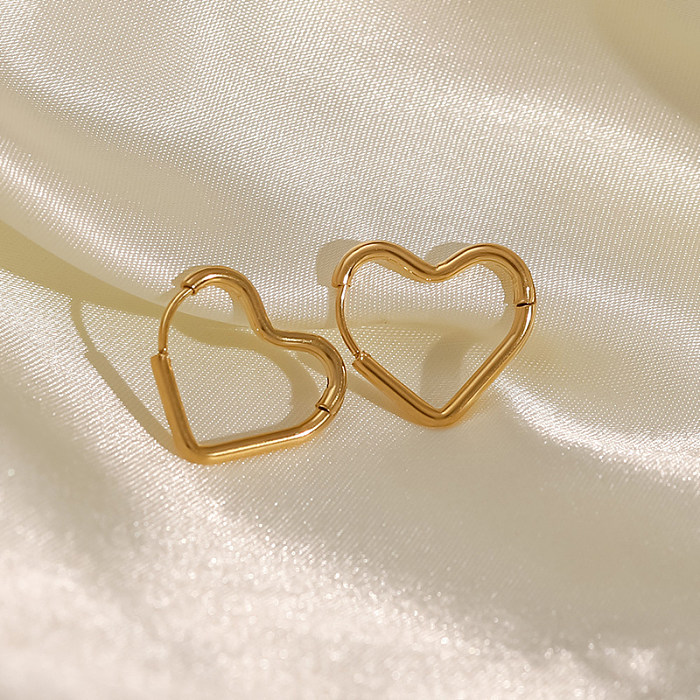 زوج واحد من الأقراط المطلية بالذهب عيار 1 قيراط من الفولاذ المقاوم للصدأ على شكل قلب بتصميم بسيط