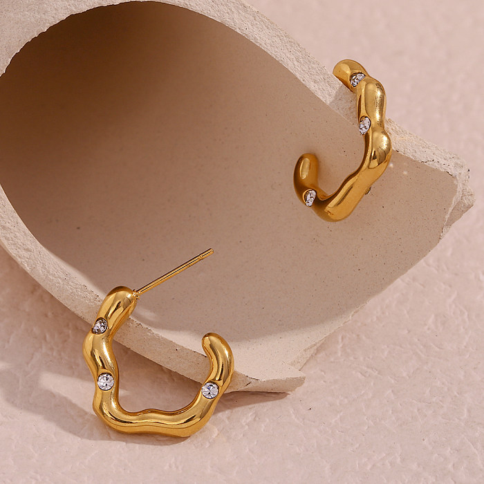 زوج واحد من أقراط الأذن المطلية بالذهب عيار 1 قيراط، بتصميم بسيط على شكل حرف C غير منتظم من الفولاذ المقاوم للصدأ