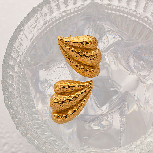 زوج واحد من أقراط أذن مطلية بالذهب عيار 1 قيراط من الفولاذ المقاوم للصدأ مطلية بالذهب عيار 18 قيراط، بتصميم بسيط على شكل قلب