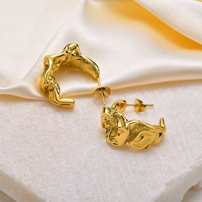 1 par de pinos de orelha banhados a ouro de aço inoxidável plissado estilo simples em forma de C
