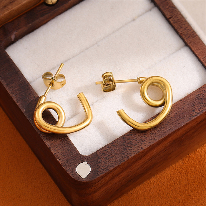 زوج واحد من الأقراط الدائرية المطلية بالذهب عيار 1 قيراط المصنوعة من الفولاذ المقاوم للصدأ على شكل حرف C بتصميم ريترو بسيط