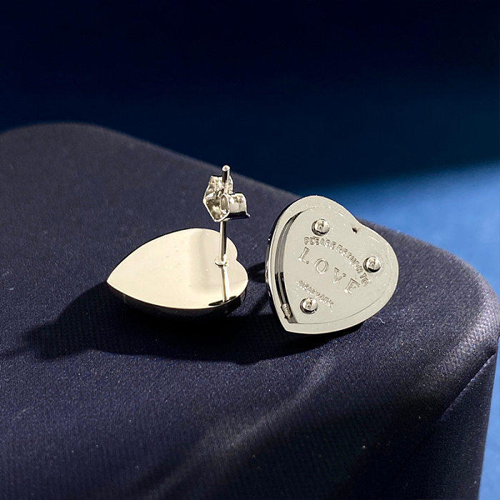 1 paire de clous d'oreilles en acier inoxydable en forme de cœur, style simple