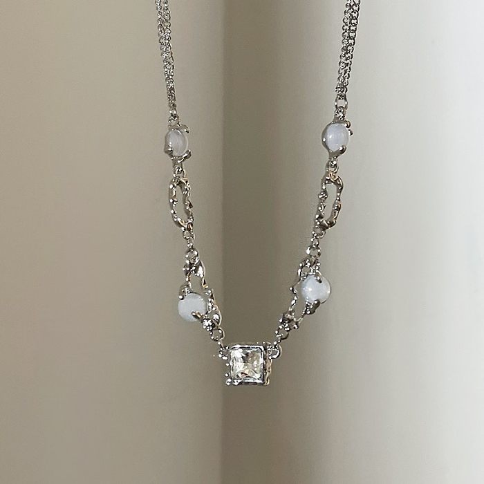Herzförmige Halskette mit Anhänger aus Edelstahl mit Intarsien und künstlichen Edelsteinen im modernen Stil