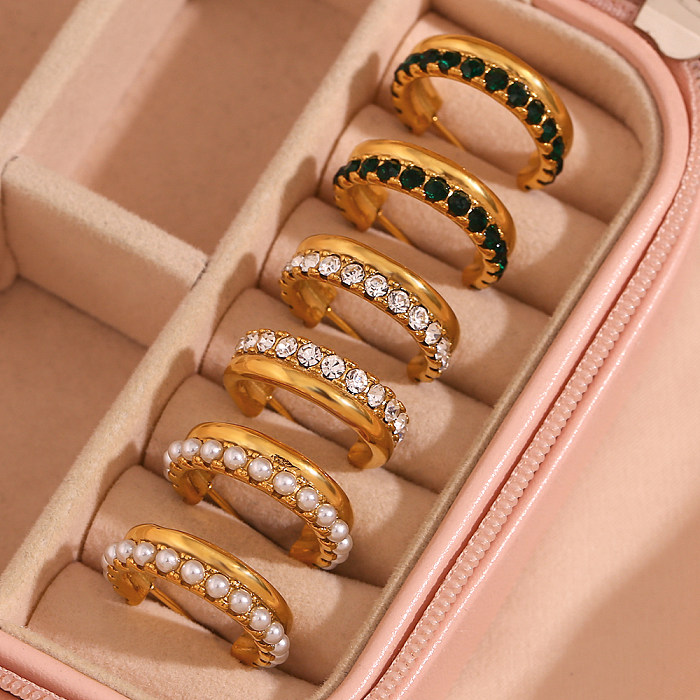 1 Paar glänzende C-förmige Ohrstecker aus Edelstahl mit Intarsien, Strasssteinen und Perlen, 18 Karat vergoldet
