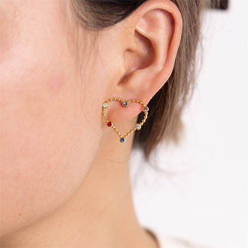 1 par de brincos de orelha banhados a ouro com zircônia de aço inoxidável em forma de coração estilo simples