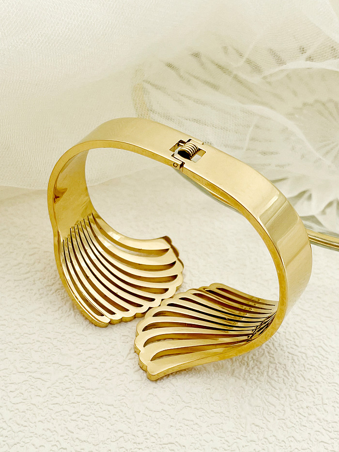 Bracelet plaqué or en acier inoxydable et titane avec vagues élégantes