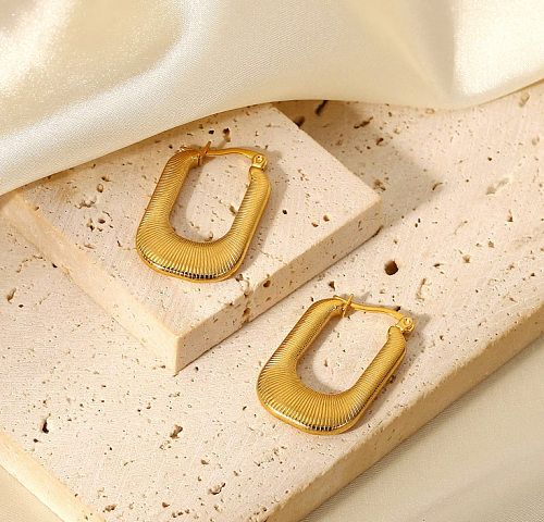 زوج واحد من الأقراط المطلية بالذهب عيار 1 قيراط المصنوعة من الفولاذ المقاوم للصدأ المطلية بالذهب عيار 18 قيراط، على شكل حرف U، بتصميم بسيط على طراز IG