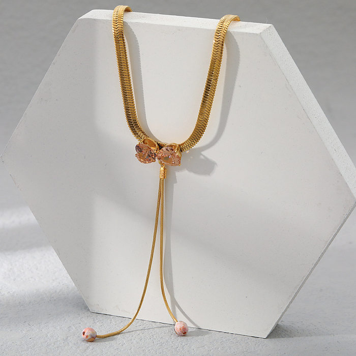 Collar con colgante chapado en oro de 18 quilates con incrustaciones de acero inoxidable y nudo de lazo en forma de corazón de estilo simple informal
