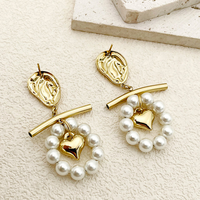 1 par de pendientes colgantes chapados en oro y perlas de acero inoxidable con incrustaciones de pulido en forma de corazón