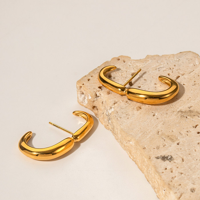 1 par de aretes chapados en oro de 18 quilates de acero inoxidable chapado en forma de C de estilo simple