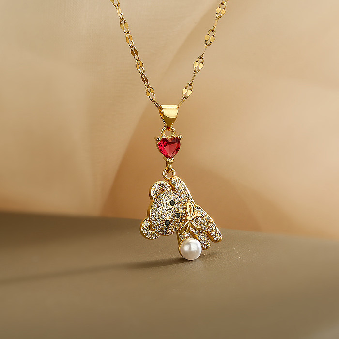Collar con colgante chapado en oro de 18 quilates con incrustaciones de cobre y perlas de imitación de acero inoxidable con diseño de oso de viaje de estilo Simple