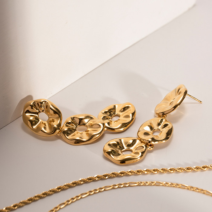 1 par de elegantes pendientes colgantes chapados en oro de 18 quilates de acero inoxidable plisados ​​en forma de O