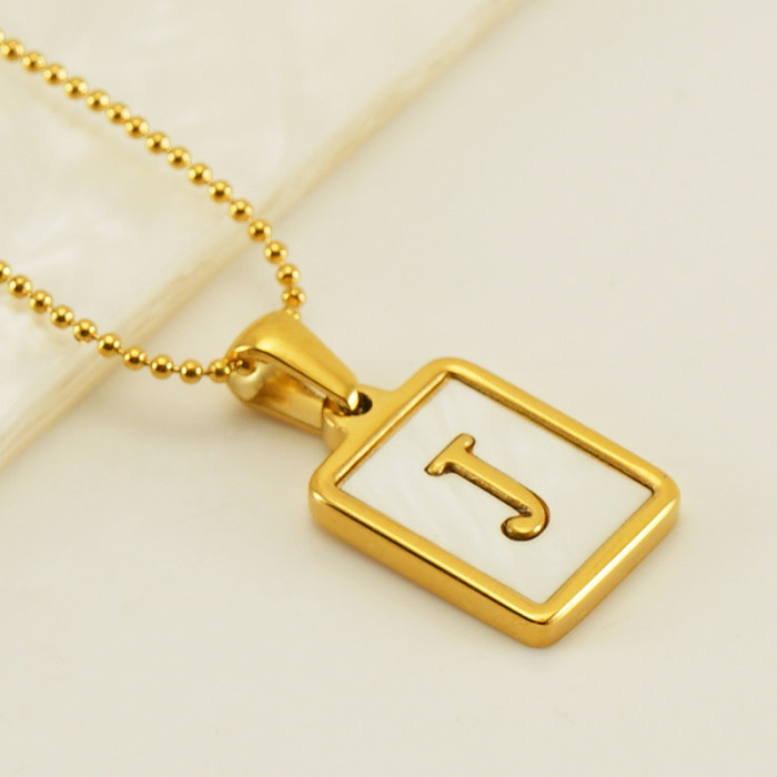 Collar con colgante chapado en oro de 18 quilates con incrustaciones de acero inoxidable con letras de estilo francés informal