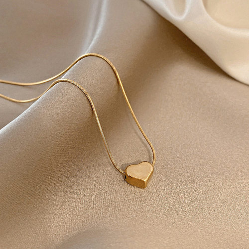 قلادة بسيطة على شكل قلب من الفولاذ المقاوم للصدأ مطلية بالذهب عيار 18 قيراط