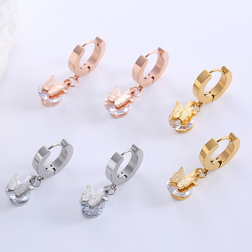 1 paire de boucles d'oreilles pendantes décontractées de style simple et classique avec incrustation de papillon en acier inoxydable et zircon plaqué or rose 18 carats.