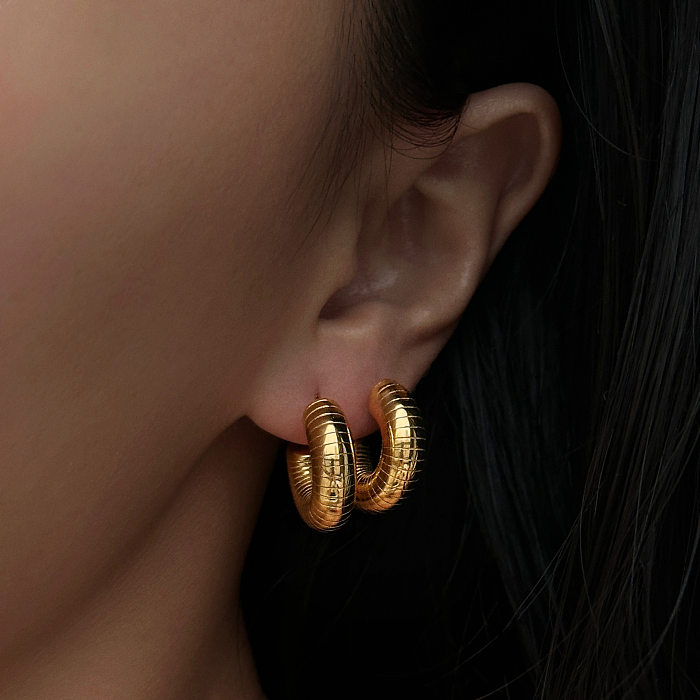 1 paire de boucles d'oreilles plaquées or 18 carats en acier inoxydable en forme de C de style simple