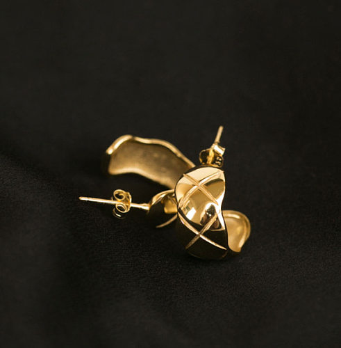 زوج واحد من أقراط أذن من الفولاذ المقاوم للصدأ مطلية بالذهب بتصميم بسيط وكلاسيكي اللون