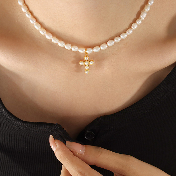 Elegante Kreuzperlen-Anhänger-Halskette mit Edelstahlbeschichtung und künstlichen Perlen