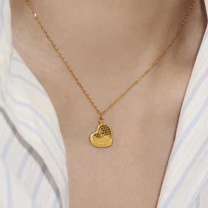 Collar con colgante chapado en oro de 18 quilates con forma de corazón y letra romántica en forma de panal de acero inoxidable