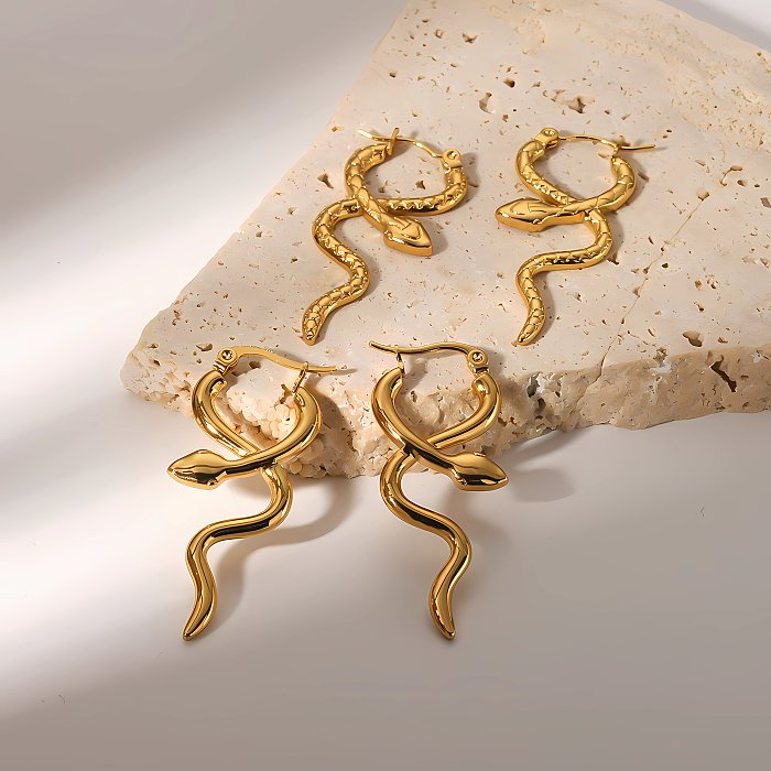 زوج واحد من أقراط متدلية مطلية بالذهب على الطراز الروماني القديم على شكل ثعبان من الفولاذ المقاوم للصدأ عيار 1 قيراط
