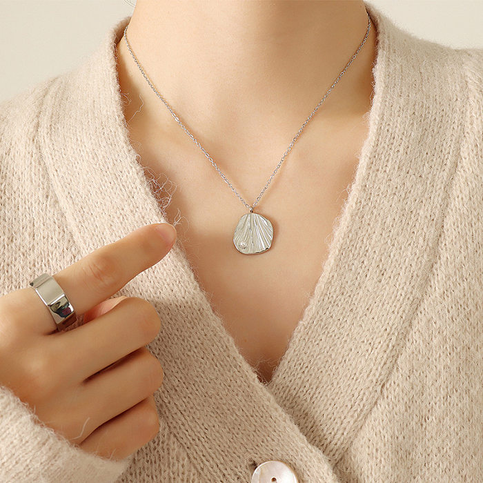 Collier simple en perles d'eau douce et pétoncles pour femmes, en acier inoxydable plaqué or 18 carats