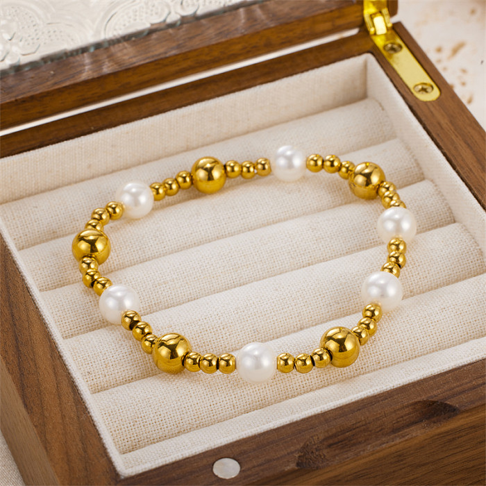 Venta al por mayor pulseras chapadas en oro con cuentas de perlas de agua dulce redondas de acero inoxidable de estilo Simple lindo