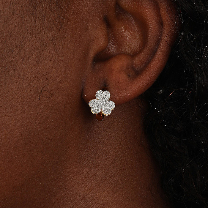 1 paire de boucles d'oreilles plaquées or 18 carats en acier inoxydable plaqué trèfle de style simple et doux de style IG