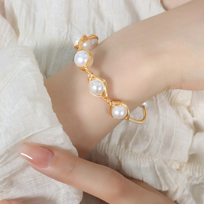 Bracelet luxueux et élégant en acier titane rond avec incrustation de placage en patchwork de perles d'eau douce plaqué or 18 carats