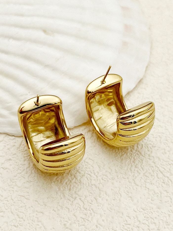 زوج واحد من أقراط الأذن ذات التصميم البسيط غير الرسمي على شكل حرف C من الفولاذ المقاوم للصدأ المطلي بالذهب