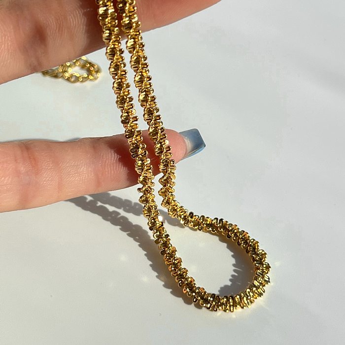 Collar chapado en oro de 18 quilates con incrustaciones de acero inoxidable de color sólido de estilo simple