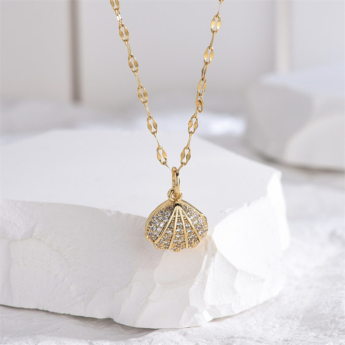 Collar chapado en oro de 18 quilates con incrustaciones de perlas artificiales y revestimiento de acero inoxidable de concha artística de estilo clásico informal