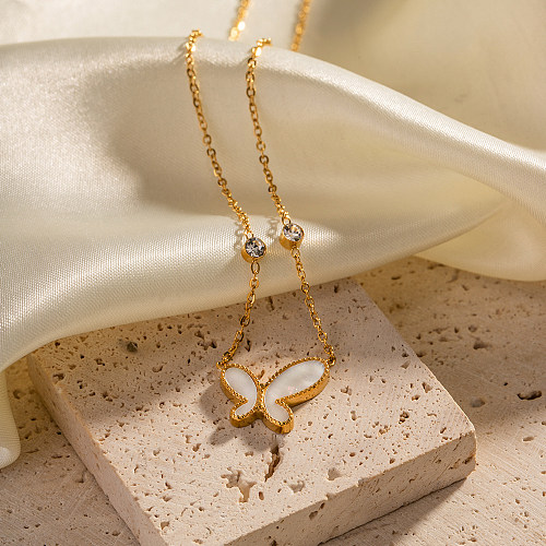 Collar con colgante chapado en oro de 18 quilates con incrustaciones de diamantes de imitación de acero inoxidable y mariposa elegante