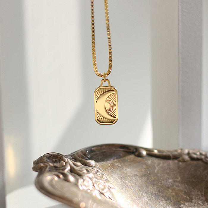 Collier simple avec pendentif carré soleil et lune en acier inoxydable plaqué or