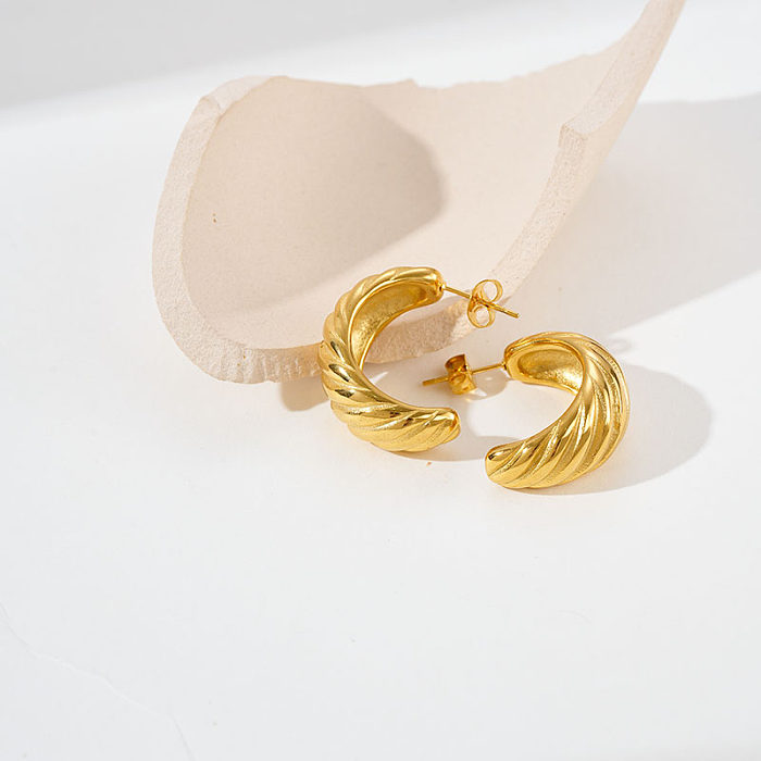 1 Paar vergoldete Ohrringe aus Edelstahl im klassischen Stil mit C-Form