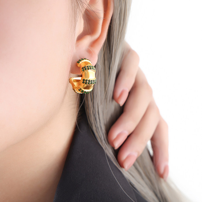 1 paire de luxueux clous d'oreilles plaqués or 18 carats avec incrustation de strass en acier inoxydable en forme de C