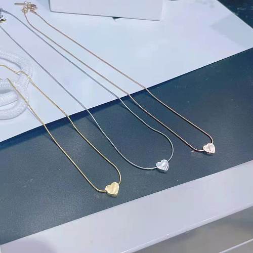 Collier pendentif en acier inoxydable en forme de coeur de style simple et élégant