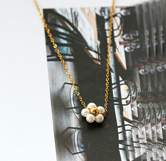 Retro-Preppy-Stil, römischer Stil, Blütenblatt, Edelstahl-Beschichtung, Intarsien, künstliche Perlen, 18 Karat vergoldete Anhänger-Halskette