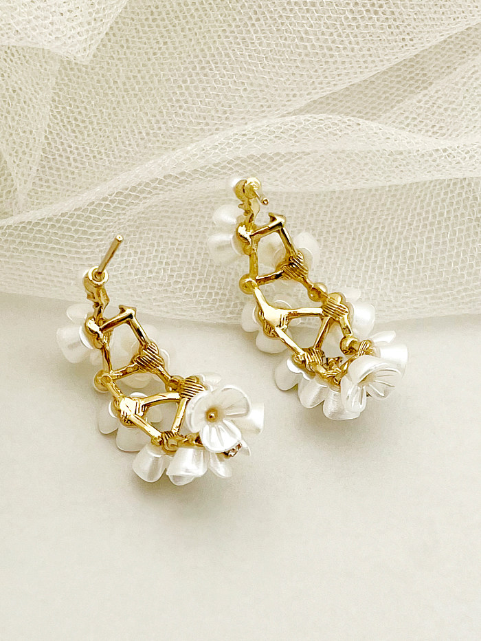 1 par de pendientes chapados en oro con perlas artificiales de acero inoxidable con incrustaciones de flores elegantes