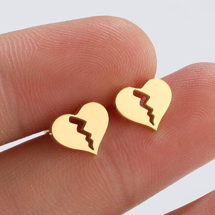Goujons d'oreille d'acier inoxydable de forme de coeur de mode plaçant aucune boucles d'oreilles incrustées d'acier inoxydable