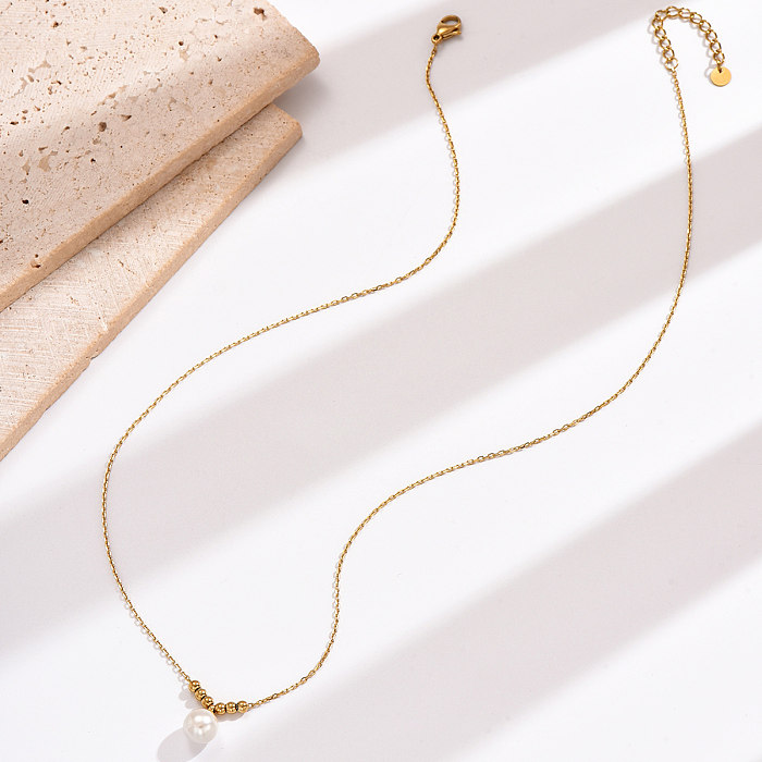 Elegante estilo simples redondo de aço inoxidável frisado chapeamento incrustação de pérolas artificiais colar com pingente banhado a ouro 14K