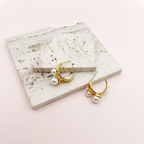 1 par de pendientes chapados en oro y perlas de acero inoxidable con incrustaciones redondas en forma de C de estilo Simple