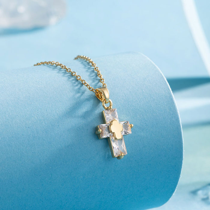 Collier pendentif élégant en forme de cœur en forme de croix en acier inoxydable avec incrustation de zircone plaqué or 18 carats