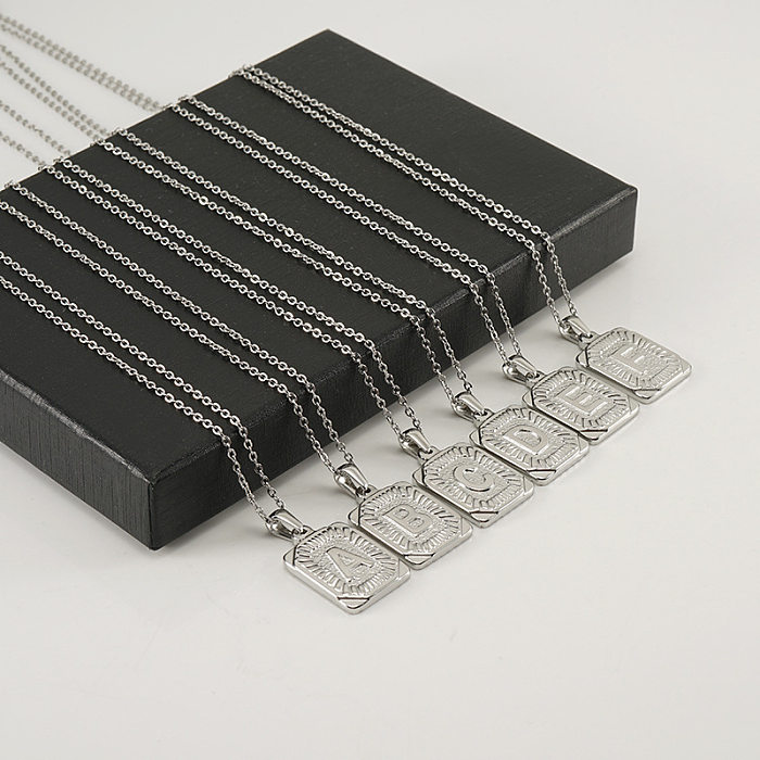 Modische Halskette mit Anhänger aus Edelstahl mit Buchstaben-Beschichtung. Halsketten aus Edelstahl
